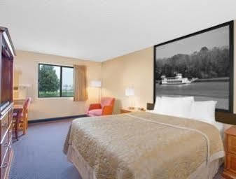 Super 8 By Wyndham Clear Hotel